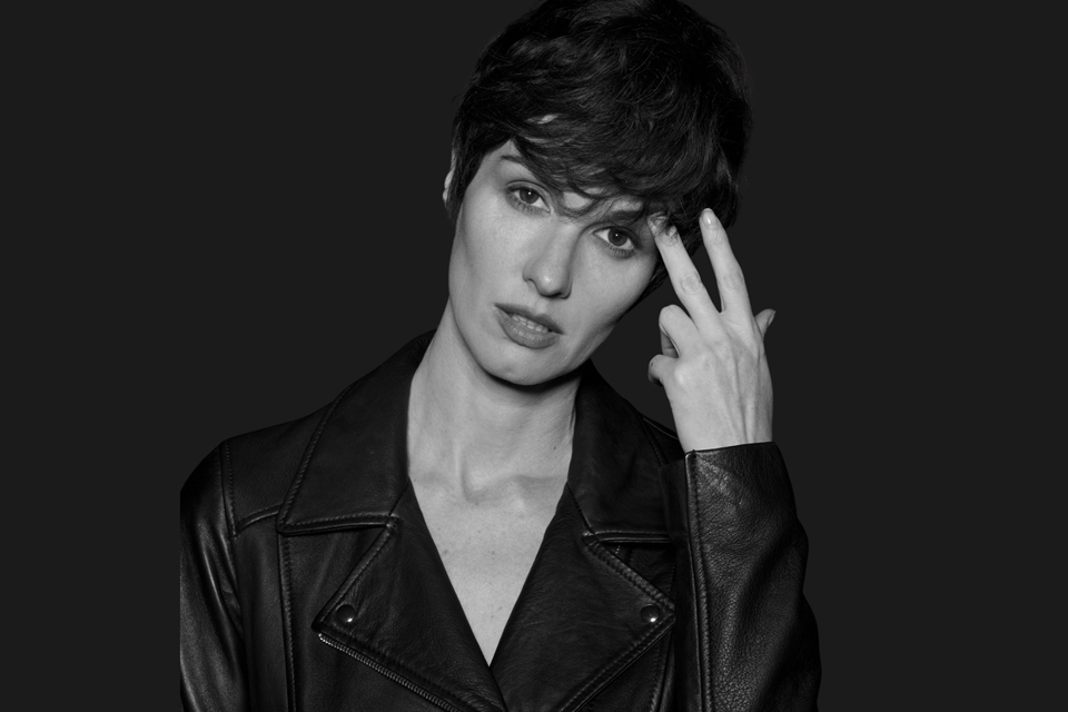 Paz Vega sobre negro